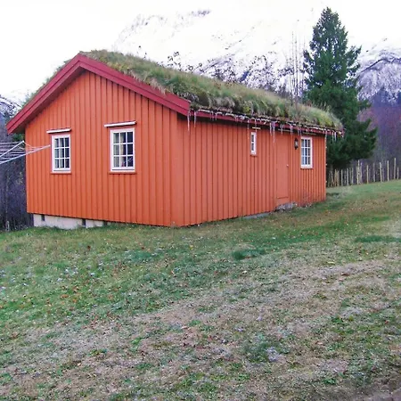 3 Bedroom Lovely In Eresfjord Holiday home Overas
